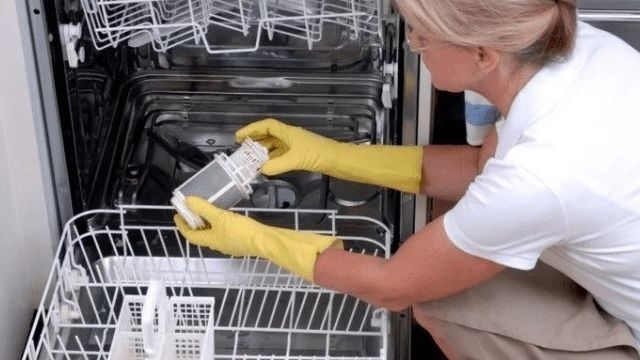 Чем почистить посудомоечную машину от накипи?