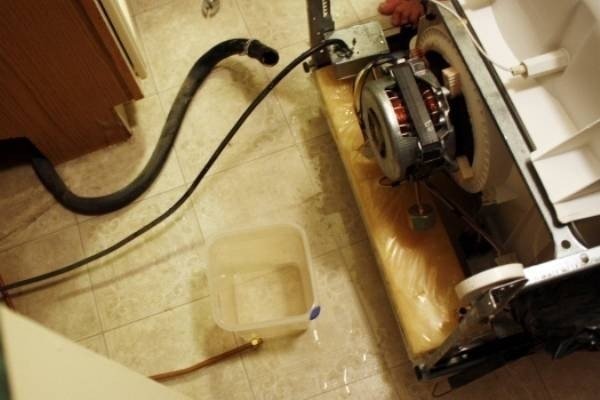 Посудомоечная машина бош сливает воду