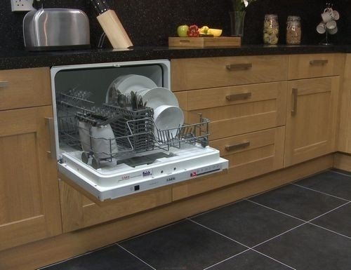 Посудомоечная машина в кухне