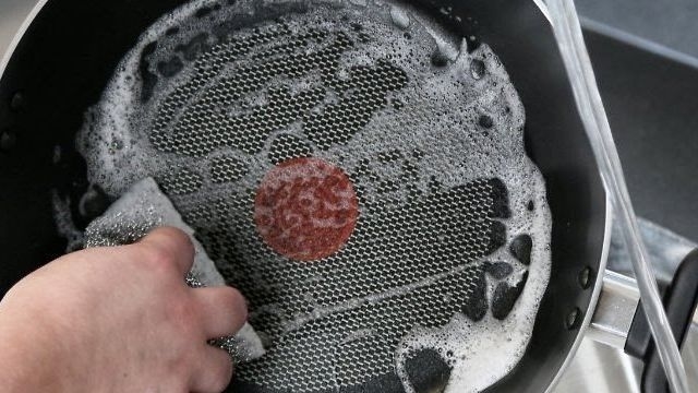 Как чистить сковородки с антипригарным покрытием внутри и снаружи