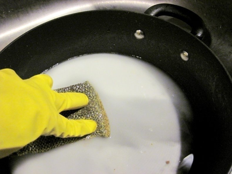 Чистка сковороды с антипригарным покрытием