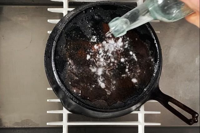 Чистка солью на сковороде