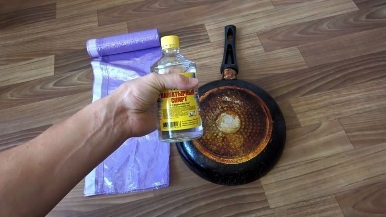 Очищение сковороды от нагара нашатырным спиртом
