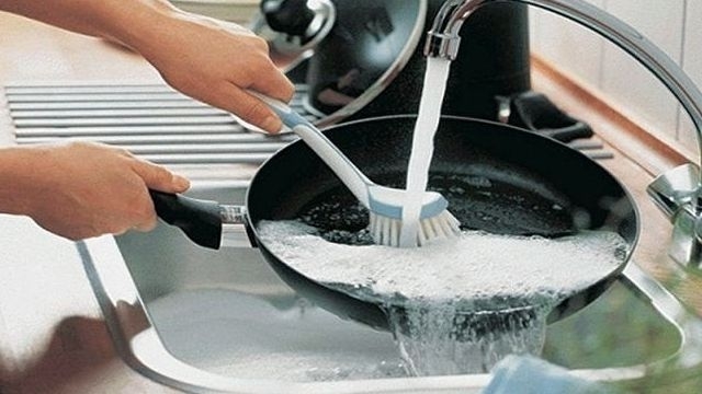 Как очистить сковороду от нагара?