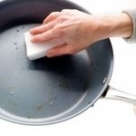 Как почистить сковороду с антипригарным покрытием внутри и снаружи