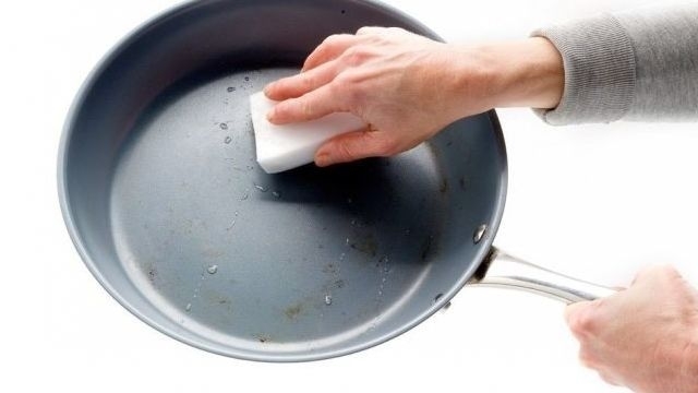 Как почистить сковороду с антипригарным покрытием внутри и снаружи