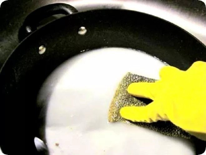Чистка сковороды с антипригарным покрытием