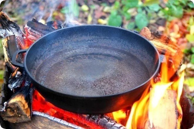 Чугунная сковорода для огня