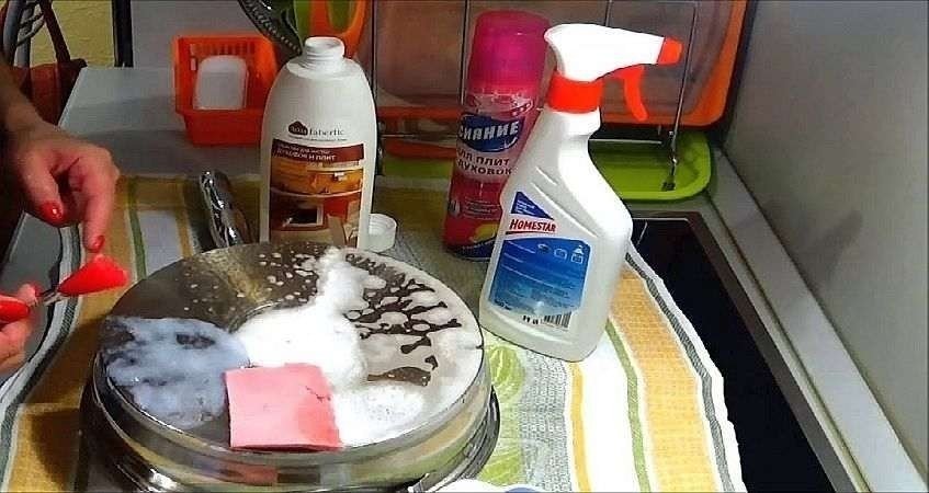 Чистить сковородки от нагара пеной для бритья