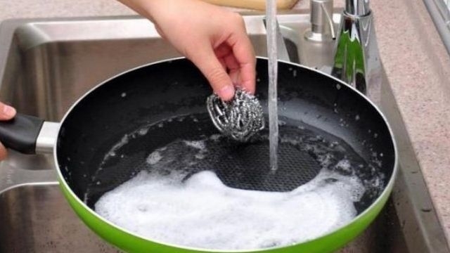 Пригорает сковорода — что делать? Что сделать, чтобы сковорода не пригорала? Какие сковороды не пригорают