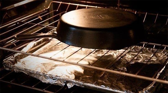 Обжечь чугунную сковороду с помощью газовой горелки