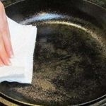 Узнаем как почистить сковороду от толстого слоя гари в домашних условиях?