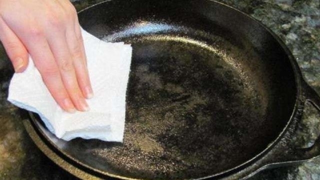 Узнаем как почистить сковороду от толстого слоя гари в домашних условиях?