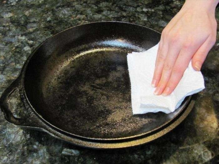 Прокалить чугунную сковороду