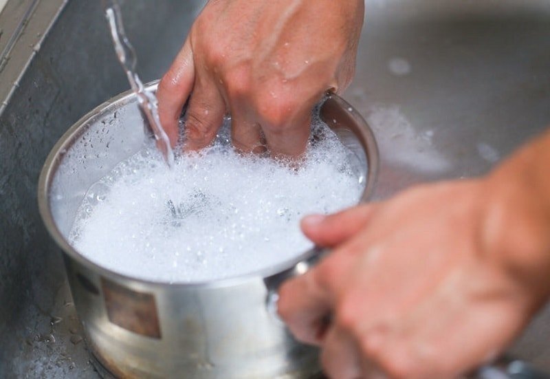 Мытье посуды в тазике для экономии