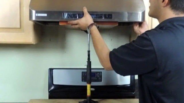 Как установить вытяжку на кухне своими руками