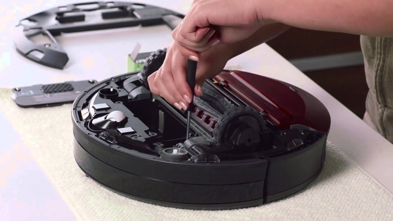 Ремонт роботов пылесосов. Roomba 980 disassemble. Робот Roomba remont plati. Айробот Румба 900 вынуть колесо.