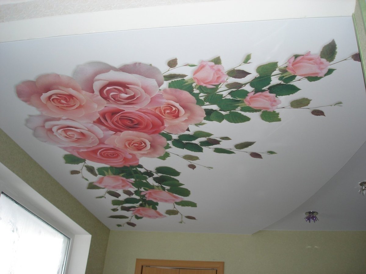 Натяжной потолок с фотопечатью розы