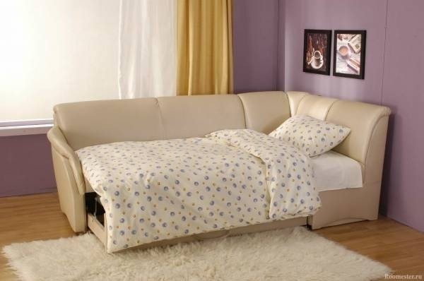 Маленький диван со спальным местом