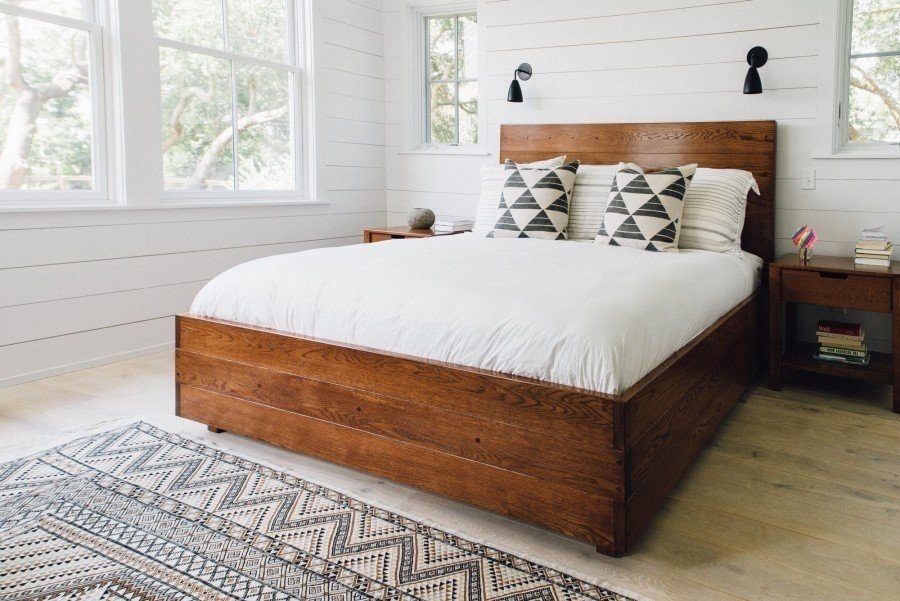 Деревянная кровать в скандинавском стиле