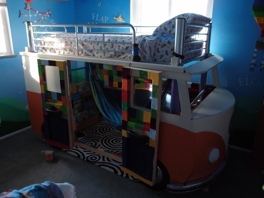 Двухъярусная кровать для детей с бортиками автобусом