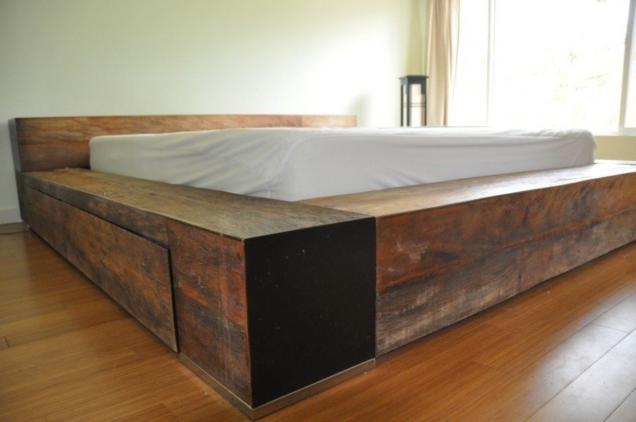 Кровать из обожженного дерева