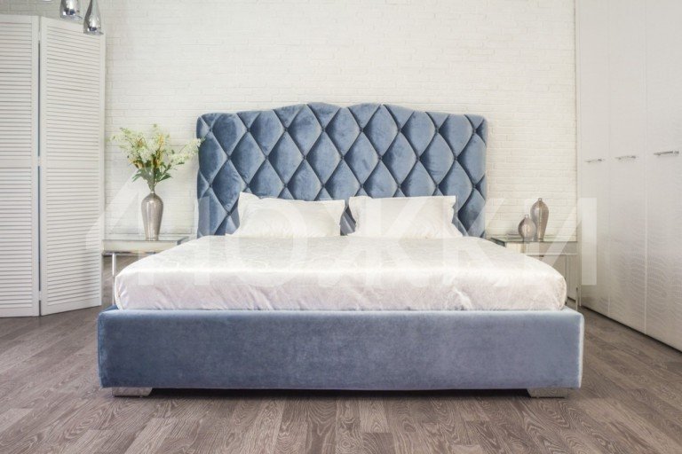 Кровать двухспалка с каретной стяжкой голубой