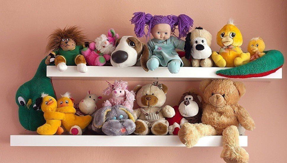 Много игрушек на полках в детской комнате