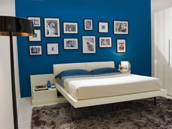 Стильная кровать синего цвета