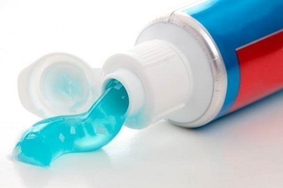Зубная паста в синем тюбике