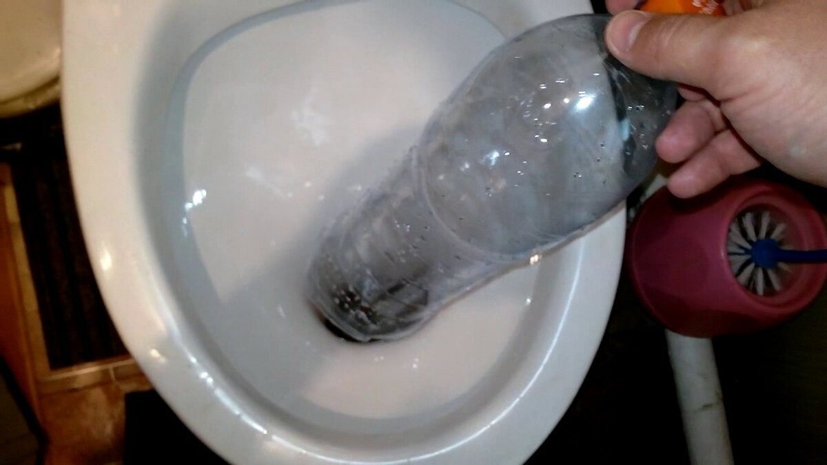 Прочистка унитаза пластиковой бутылкой