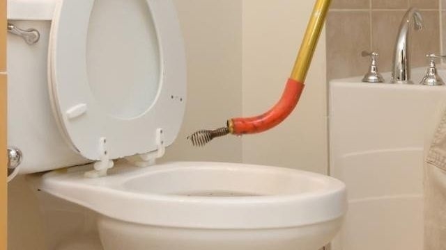 Как устранить засор в туалете в домашних условиях