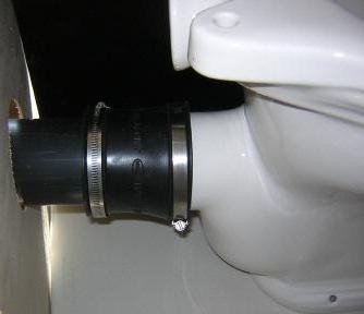 Присоединение унитаза с прямым выпуском к канализации