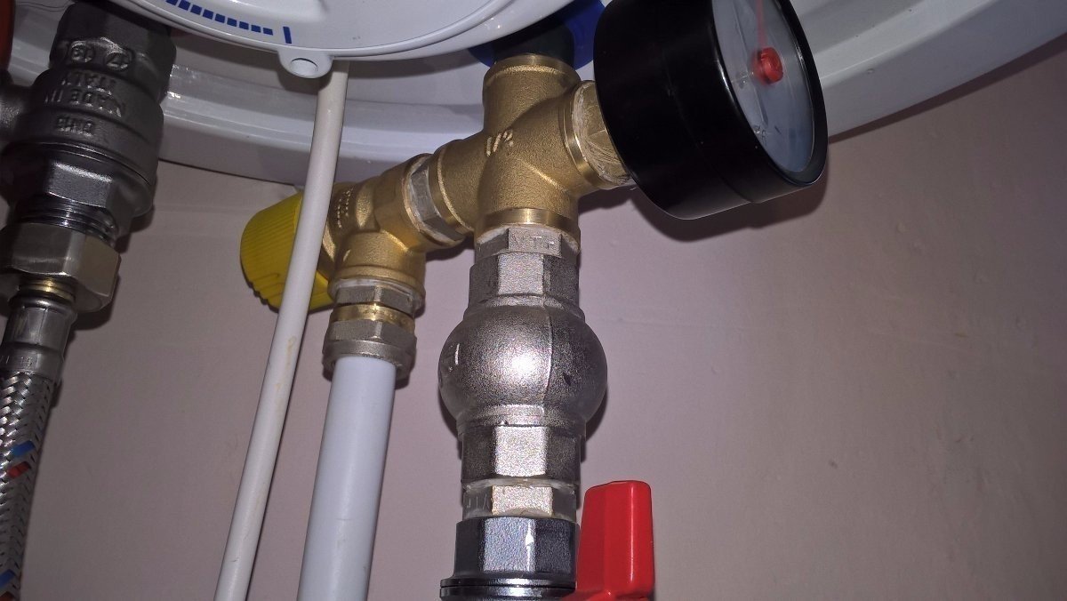 Обратный клапан с клапаном давления на водонагреватель