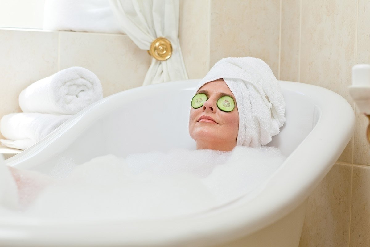 Девушка с полотенцем на голове в ванной