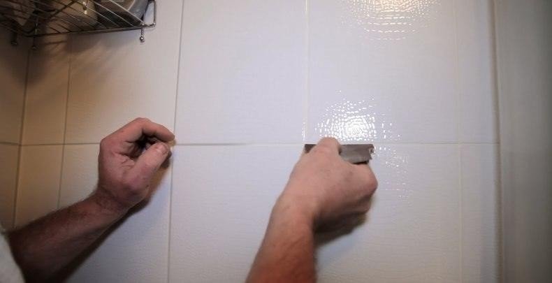 Затирка швов на белой плитке в ванной