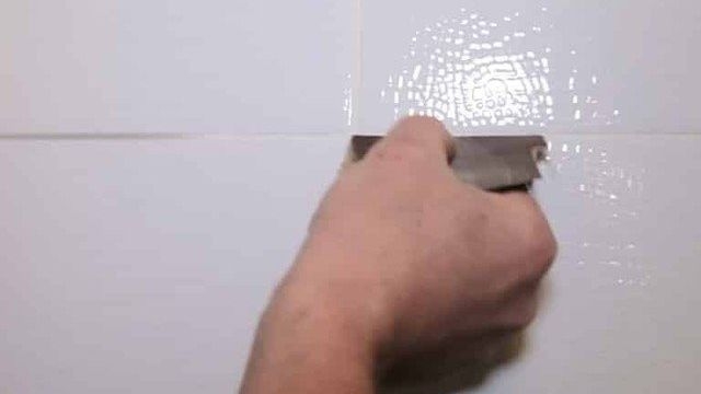 Как правильно замазать швы между плиткой