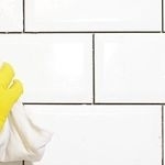 Нет — плесени: как очистить кафель и уголки ванны с помощью туалетной бумаги