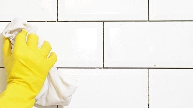 Нет — плесени: как очистить кафель и уголки ванны с помощью туалетной бумаги