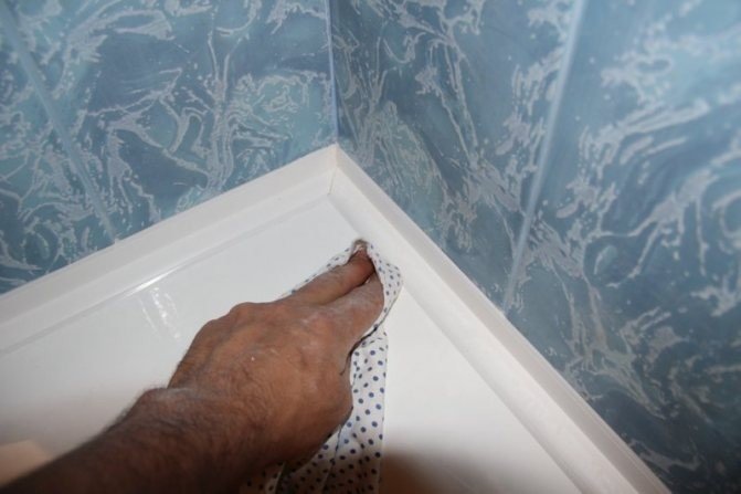 Заделать щель между ванной и стеной
