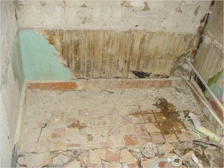 Демонтаж старого пола в ванной