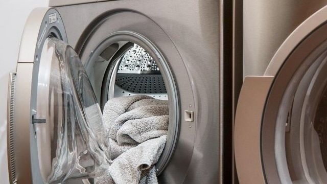 10 причин почему стиральная машина трясется и гремит при отжиме