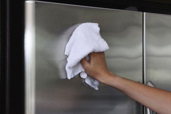 Чем помыть холодильник снаружи без разводов
